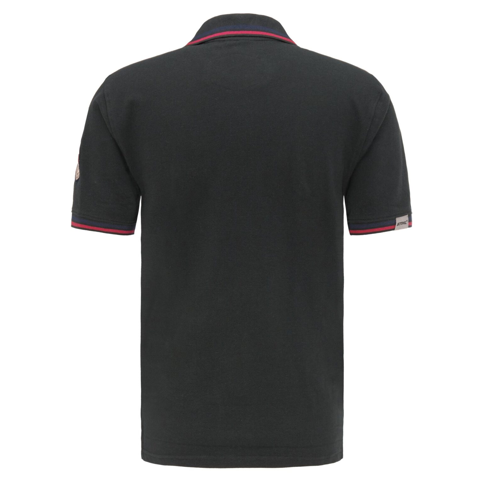 Für alle, die es klassisch mögen, ist das Poloshirt die richtige Wahl. Das Polo aus reiner Baumwolle besticht durch seine kleinen Details. Die Knopf-Leiste hebt sich durch Knöpfe aus Hornimitat hervor. Der Stehkragen sowie die Ärmel werden durch rote Akzente abgerundet. Ein wahres Must-have, das in keinem Kleiderschrank fehlen darf.