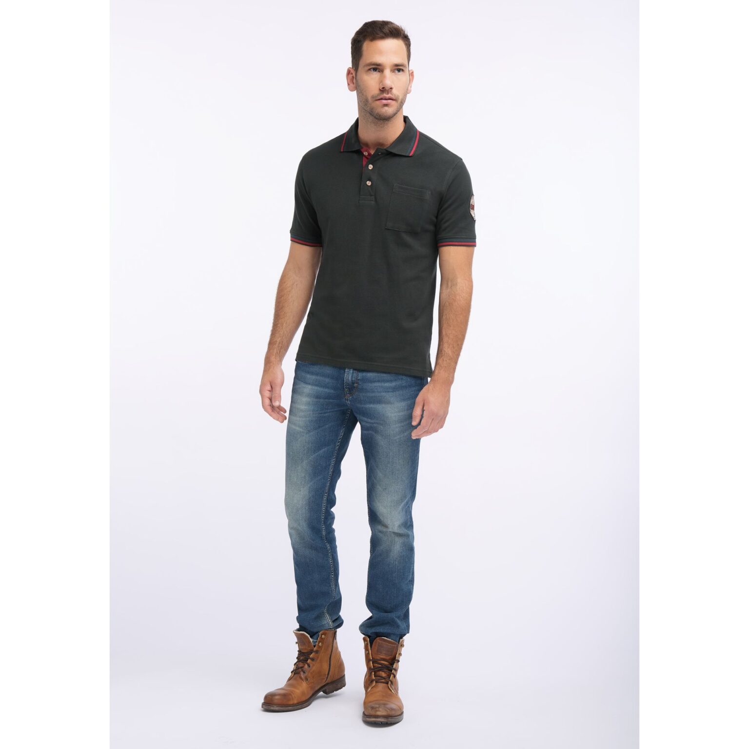 Für alle, die es klassisch mögen, ist das Poloshirt die richtige Wahl. Das Polo aus reiner Baumwolle besticht durch seine kleinen Details. Die Knopf-Leiste hebt sich durch Knöpfe aus Hornimitat hervor. Der Stehkragen sowie die Ärmel werden durch rote Akzente abgerundet. Ein wahres Must-have, das in keinem Kleiderschrank fehlen darf.