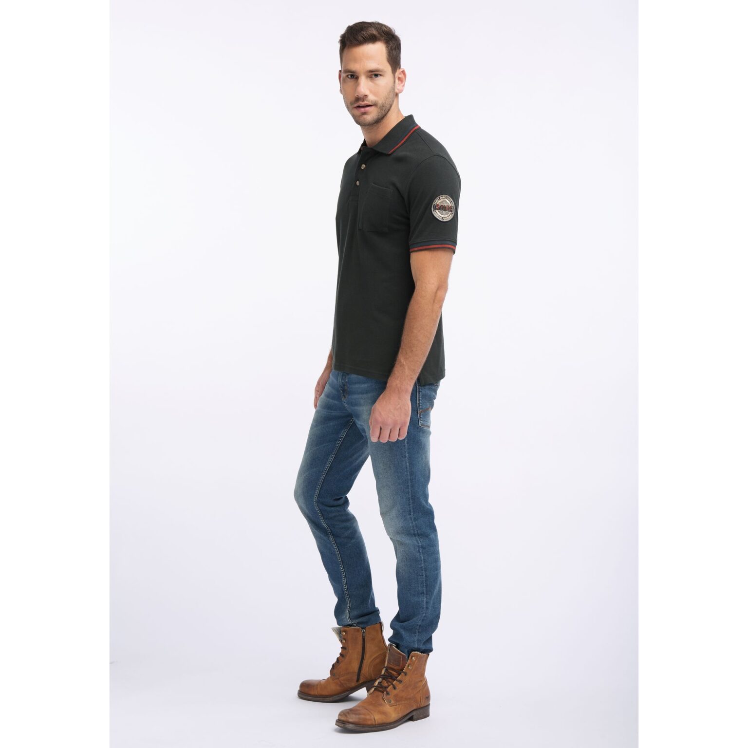 Für alle, die es klassisch mögen, ist das Poloshirt die richtige Wahl. Das Polo aus reiner Baumwolle besticht durch seine kleinen Details. Die Knopf-Leiste hebt sich durch Knöpfe aus Hornimitat hervor. Der Stehkragen sowie die Ärmel werden durch rote Akzente abgerundet. Ein wahres Must-have, das in keinem Kleiderschrank fehlen darf.