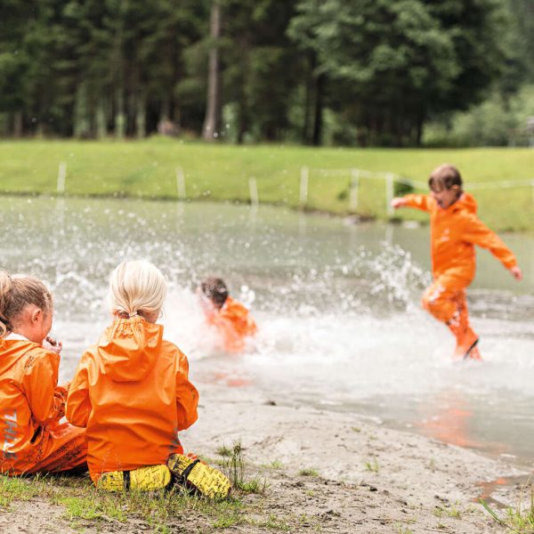 stihl-regenhose-fuer-kinder-einsatz